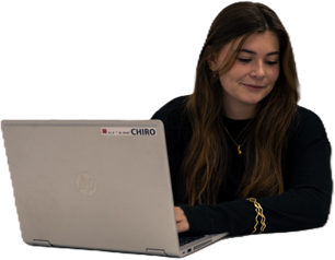 Student werkt zelfstandig verder met cursus en laptop